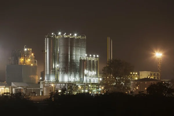 Нафтопереробний завод вночі — стокове фото