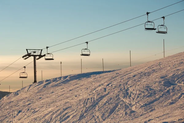Wyciąg narciarski po południu — Zdjęcie stockowe