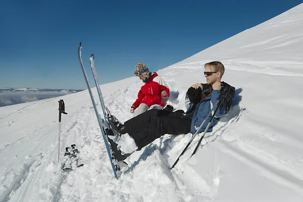 Skifahrer ruhen sich aus — Stockfoto