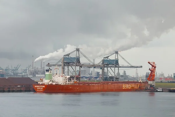 Unloading a huge ship — Stock Photo, Image