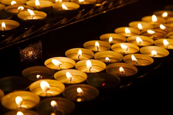 Kaarsen in een donkere kerk — Stockfoto