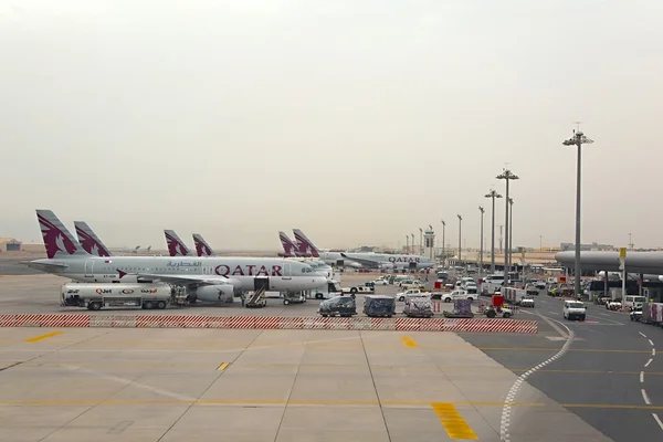 Aeronaves no aeroporto de Doha — Fotografia de Stock