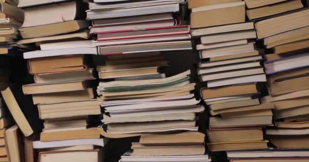 Muur van boeken in een stapel — Stockvideo