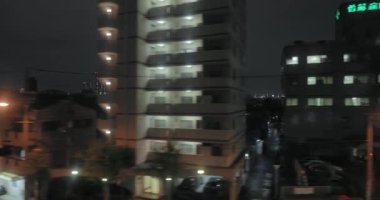 Japonya, Osaka 'da karanlıkta tren yolculuğu.