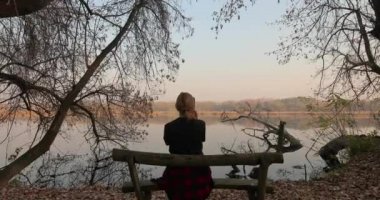 Bir bankta sonbahar sahnesinde otururken