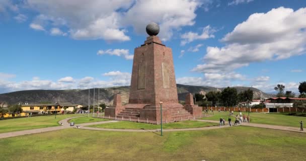 Monument an der Äquatorlinie bei Quito, San Antonio — Stockvideo