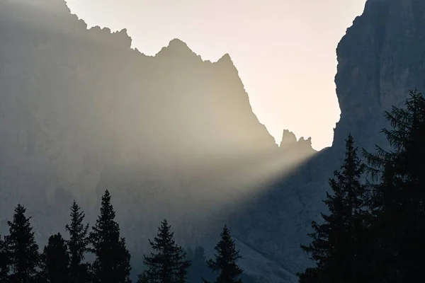 Soluppgång mellan bergsklippor — Stockfoto