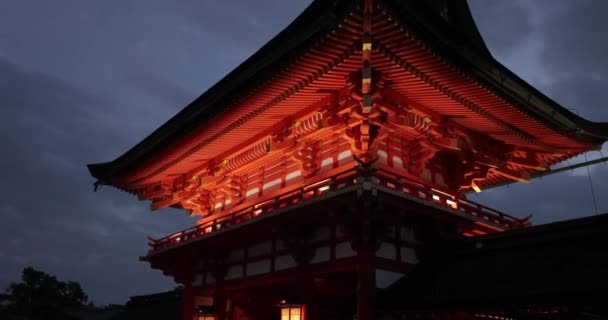 Santuário edifícios no Japão iluminado no escuro — Vídeo de Stock