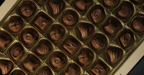 Offene Schachtel mit Schokoladenleckereien — Stockvideo