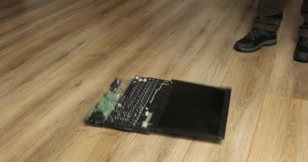 Upuszczanie reklamy laptopa skacząc na nim — Wideo stockowe
