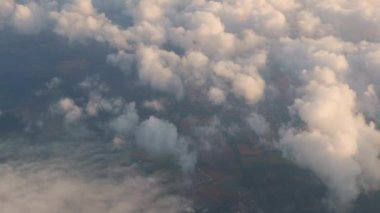 Bulutların arasında uçarken