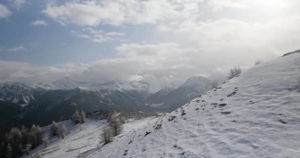 Sneeuwen in de bergen, Alpine skigebied — Stockvideo