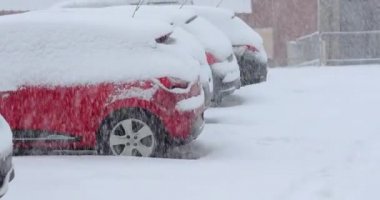 Kışın arabalara kar yağıyor.