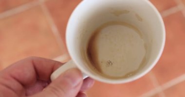 Boş kahve fincanı tutuyorum.