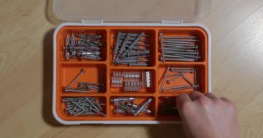 Evde DIY çalışması için vida seçiliyor