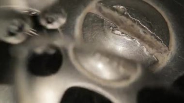 Lavabo lavabosu makroyu boşaltıyor.