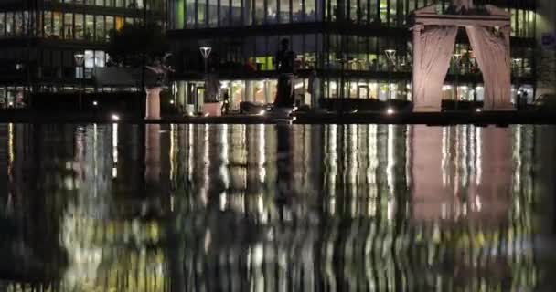 Office buildings reflecting in fountain water — Stock Video