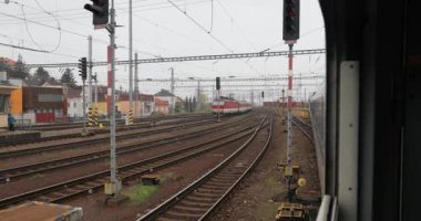 Demiryollarında tren, pencere manzaralı.
