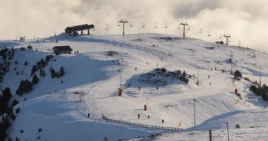 Kayak pistleri, karlı Alp manzarası