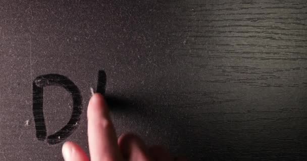 Пыль на поверхности стола с надписью — стоковое видео