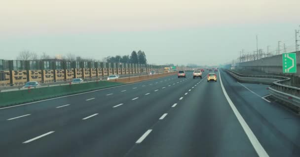 Highway i Italien, passerar nära Milano — Stockvideo