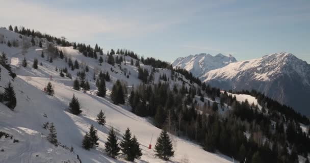 Winterlandschaft im schneebedeckten Hochgebirge, Skipisten — Stockvideo