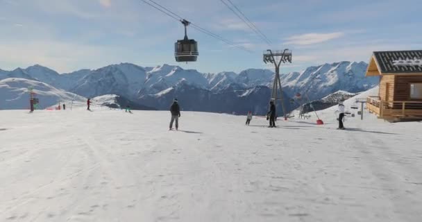 Skier mengikuti tembakan — Stok Video