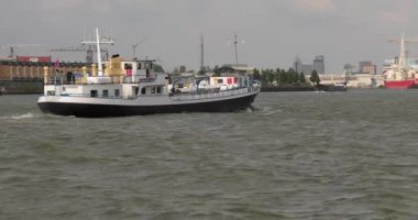 Kargo gemisi Rotterdam 'dan geçiyor.