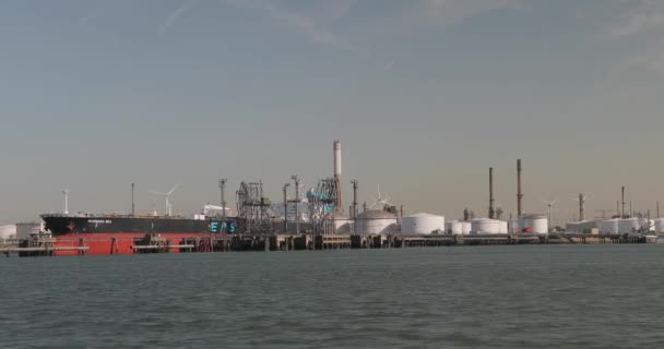 Silosy portu naftowego, terminal naftowy, zbiornikowiec — Wideo stockowe
