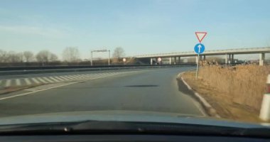 Otoyolda araba kullanmak.