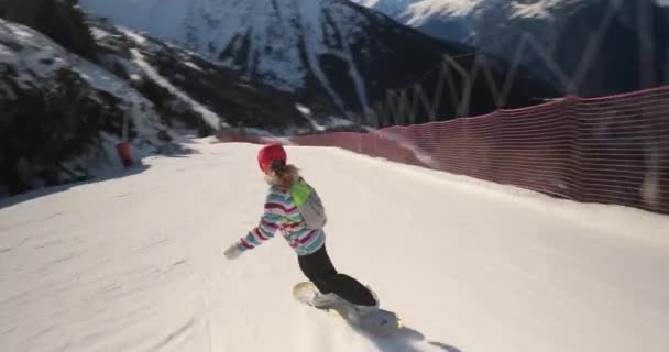 Snowboardåkare följer skott — Stockvideo