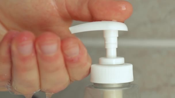 Met behulp van vloeibare zeep hand wassen — Stockvideo