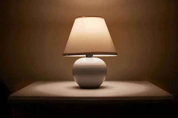 Komodinin üzerindeki lamba. — Stok fotoğraf