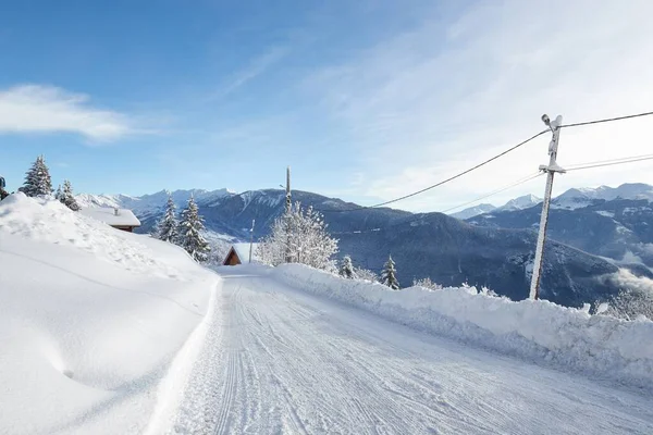 Route d'hiver dans un village — Photo