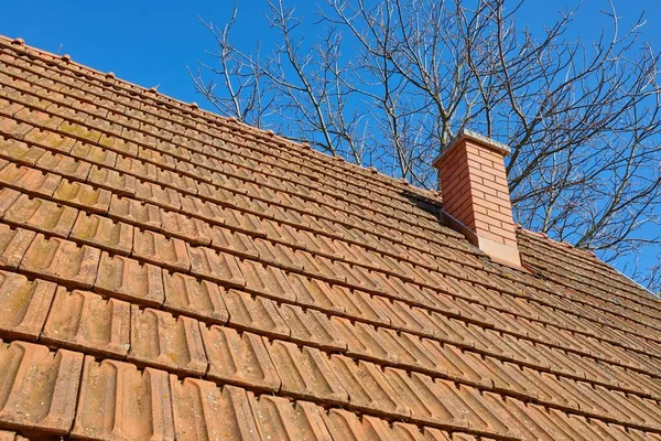 Schoorstenen van een huis — Stockfoto