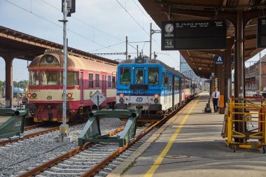 Akşamları Brno tren istasyonunda tren.
