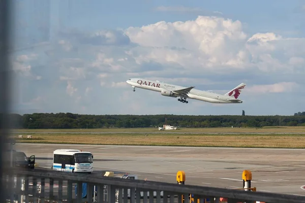 Plane taking off — Stock Photo, Image