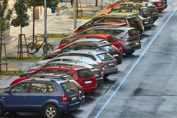 Машини припаркували іон на вулиці. — стокове фото