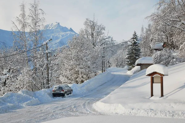 Strada invernale in un villaggio — Foto Stock