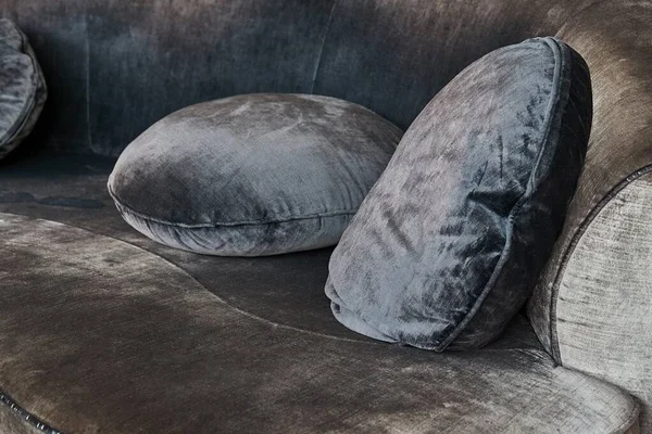 Sofá con almohadas —  Fotos de Stock