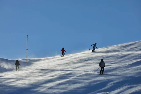 Pistas de esqui com esquiadores — Fotografia de Stock