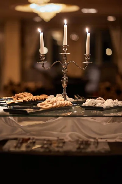 Candele e biscotti in un elegante salone — Foto Stock