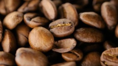 Kavrulmuş Kahve Fasulyeleri Dönüyor