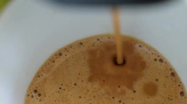 Bir fincan kahve yapıyorum.