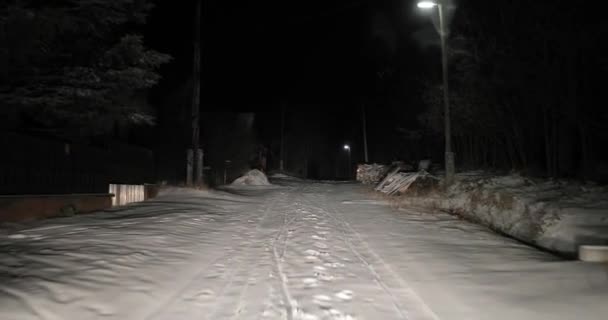 Conducir en la nieve por la noche — Vídeo de stock