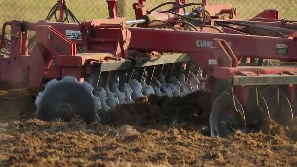 Mezőgazdasági talajt szántó traktor — Stock videók