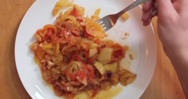 Comer lecho, el plato de tomate pimienta y cebollas — Vídeo de stock