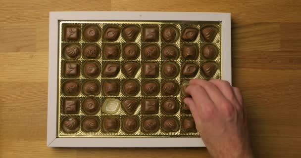 Raccolta di pezzi di caramelle dalla scatola di bonbon — Video Stock