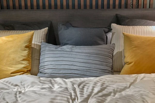 Chambre lit avec oreillers — Photo
