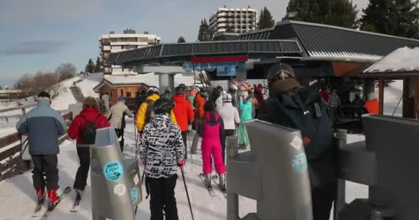 Wejście do wyciągu narciarskiego przez bramę skipassu — Wideo stockowe